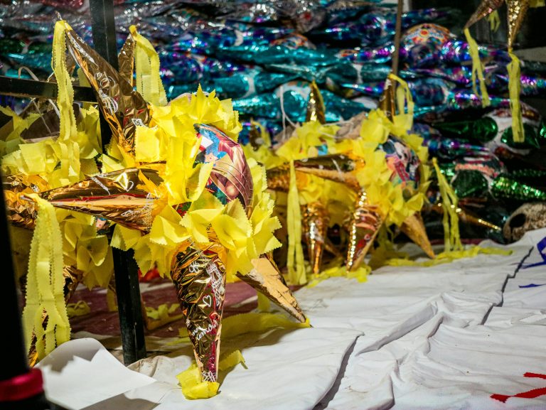 Étoiles mexicaines en forme d'étoiles colorées avec du papier décoratif jaune dans un marché animé.