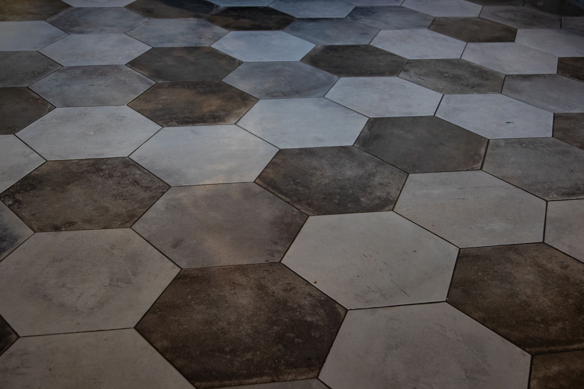 Carrelage hexagonal au sol dans un intérieur