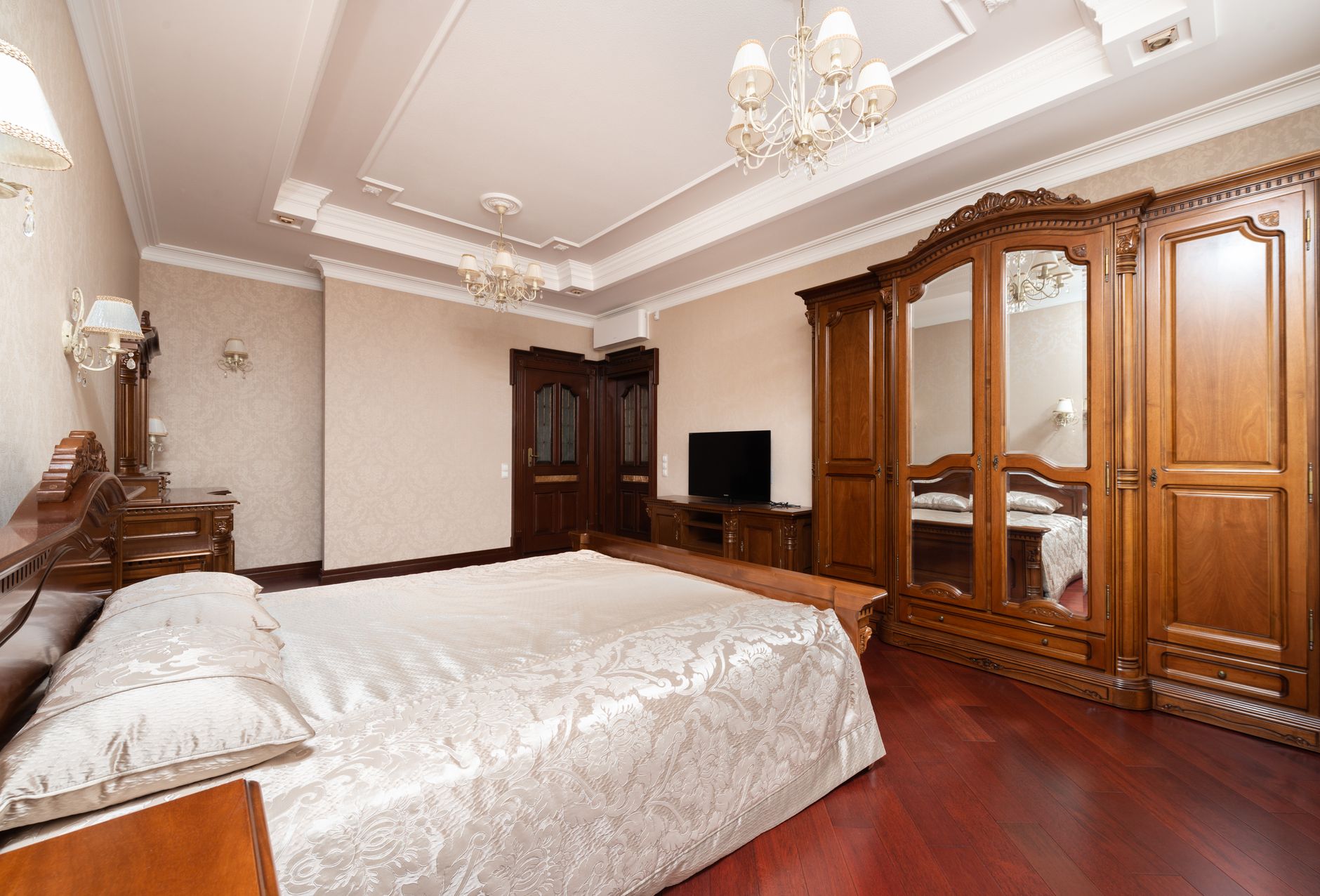 Chambre avec mobilier en bois clair rénové