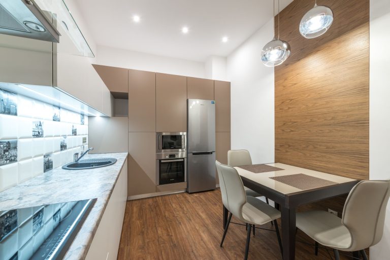 Cuisine moderne avec meubles en bois clair