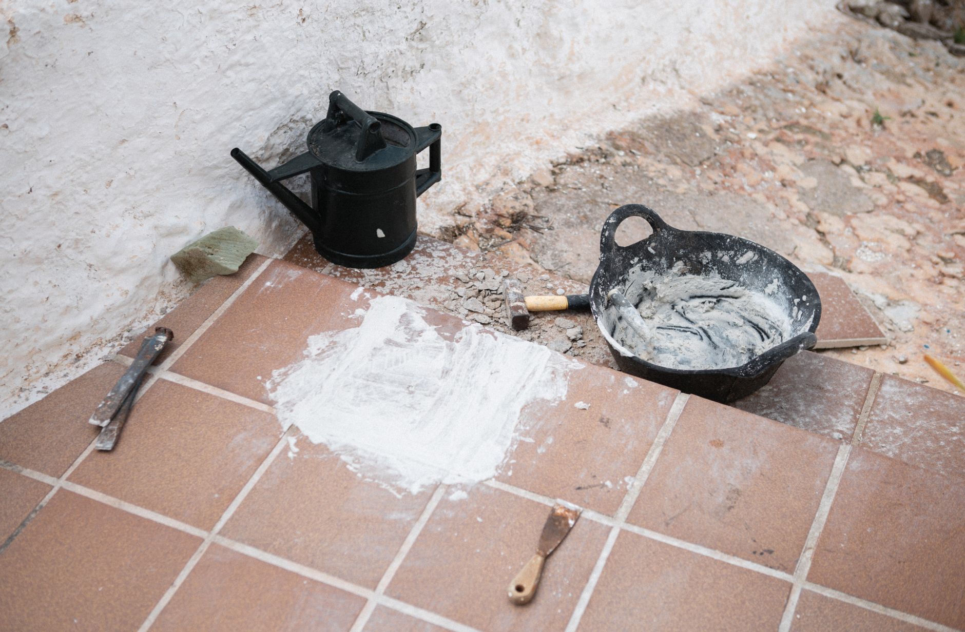 Outils de chantier sur un sol carrelé