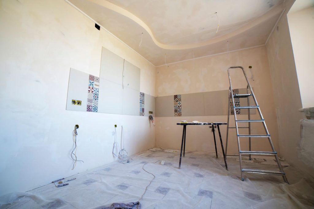 Pièce en rénovation avec carrelage et outils