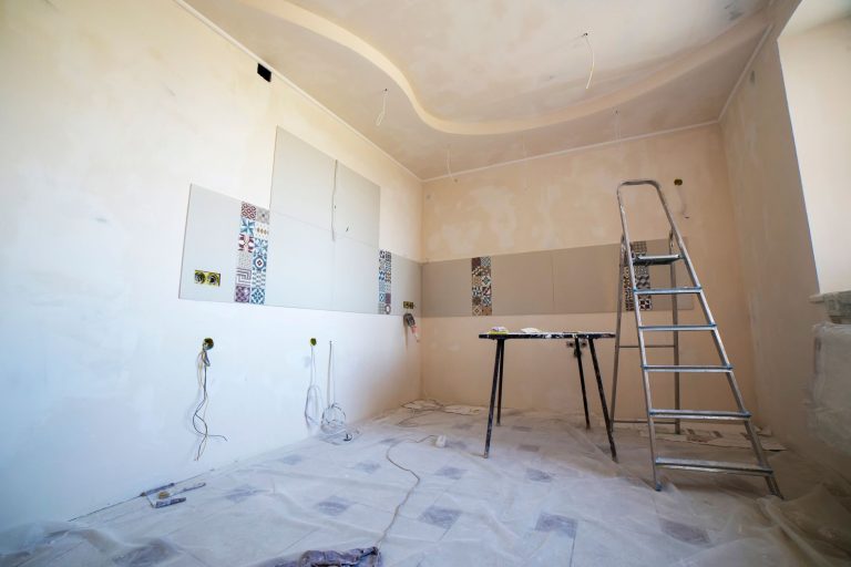 Pièce en rénovation avec carrelage et outils