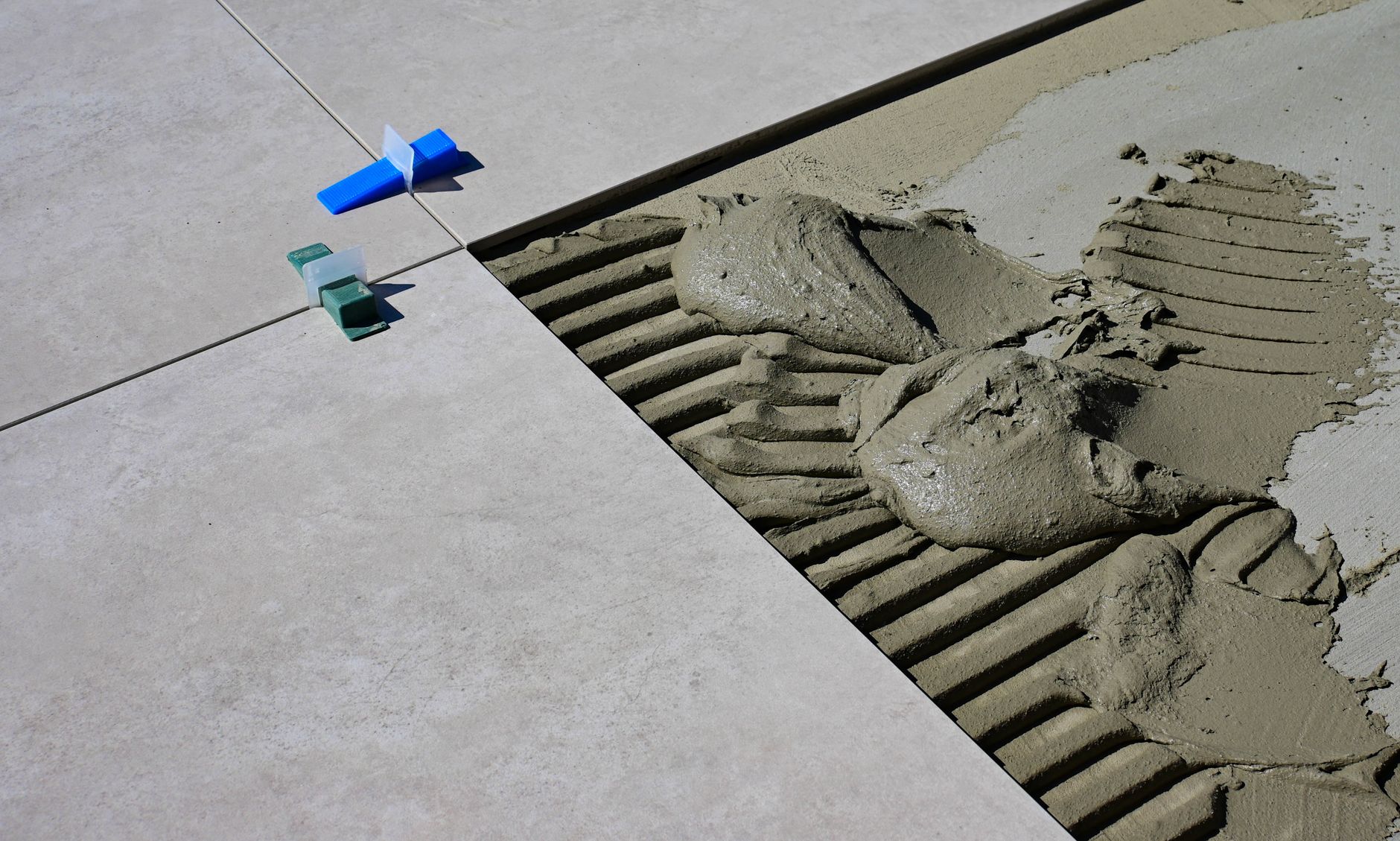 Pose de carrelage avec croisillons et joints frais