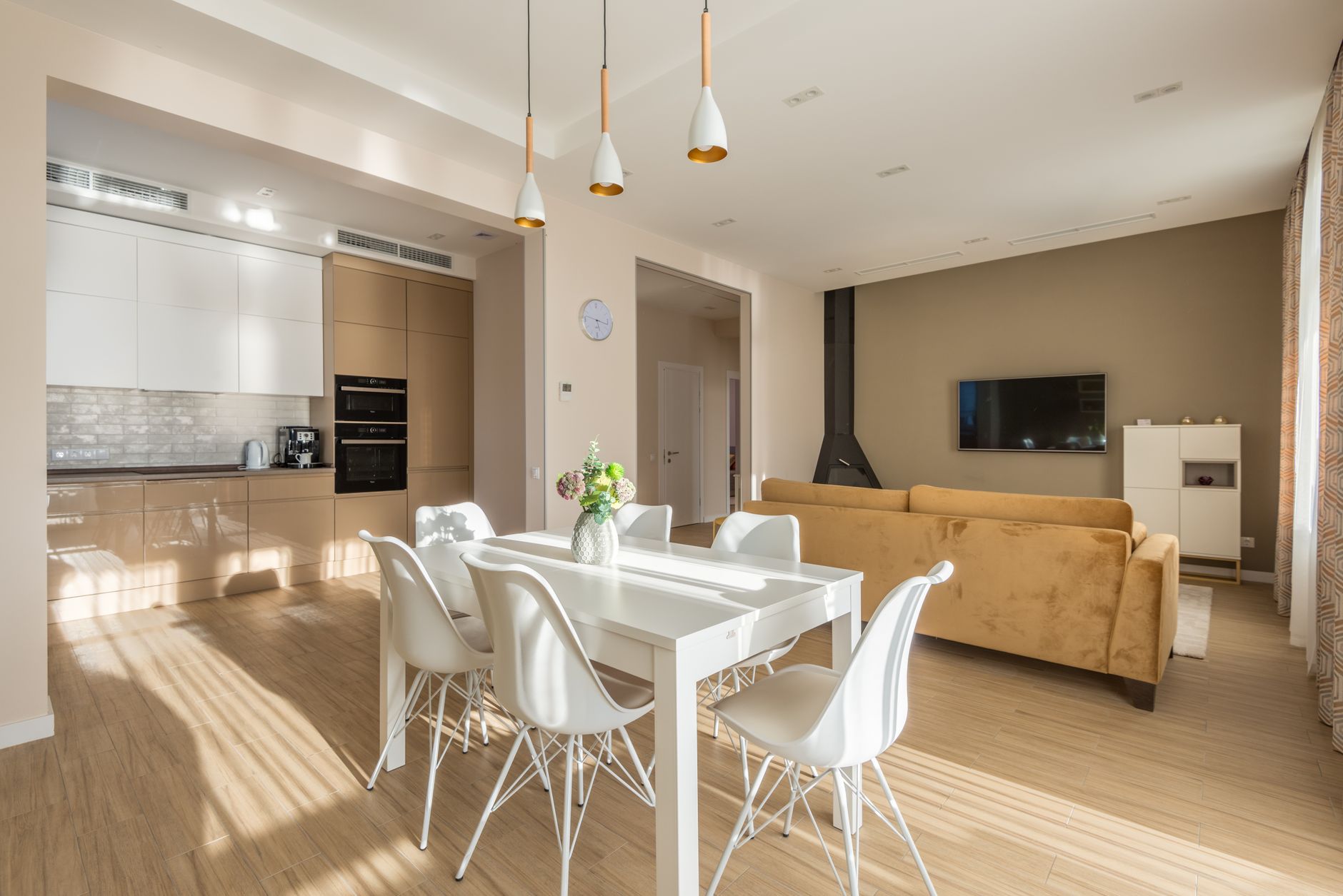 Salon lumineux avec parquet en bois clair