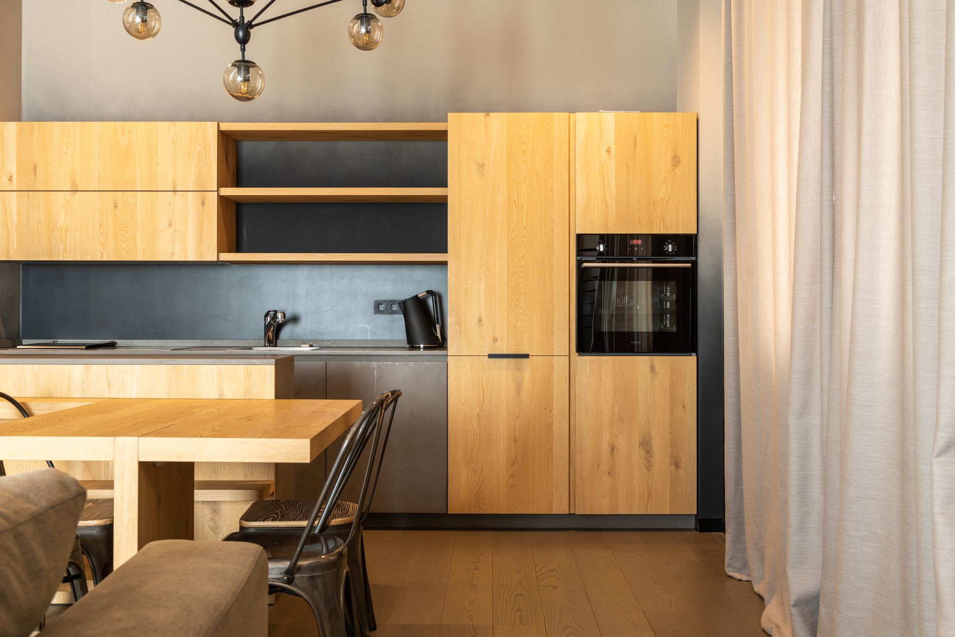 Table en bois clair dans une cuisine ouverte