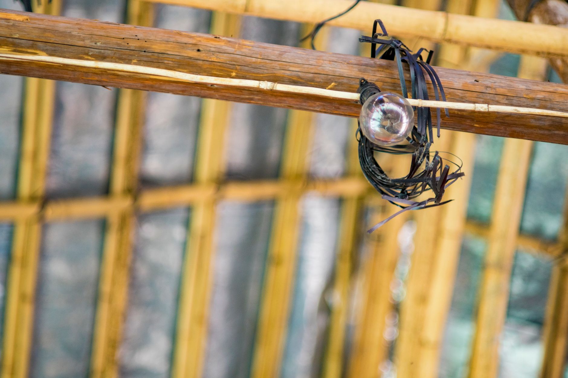 Ampoule à filament accrochée à une poutre en bois