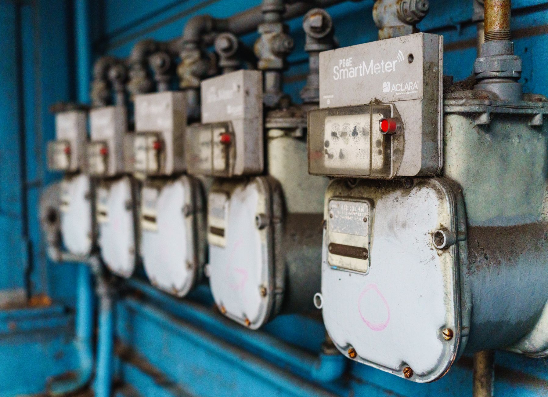 Compteurs électriques communicants alignés sur un mur
