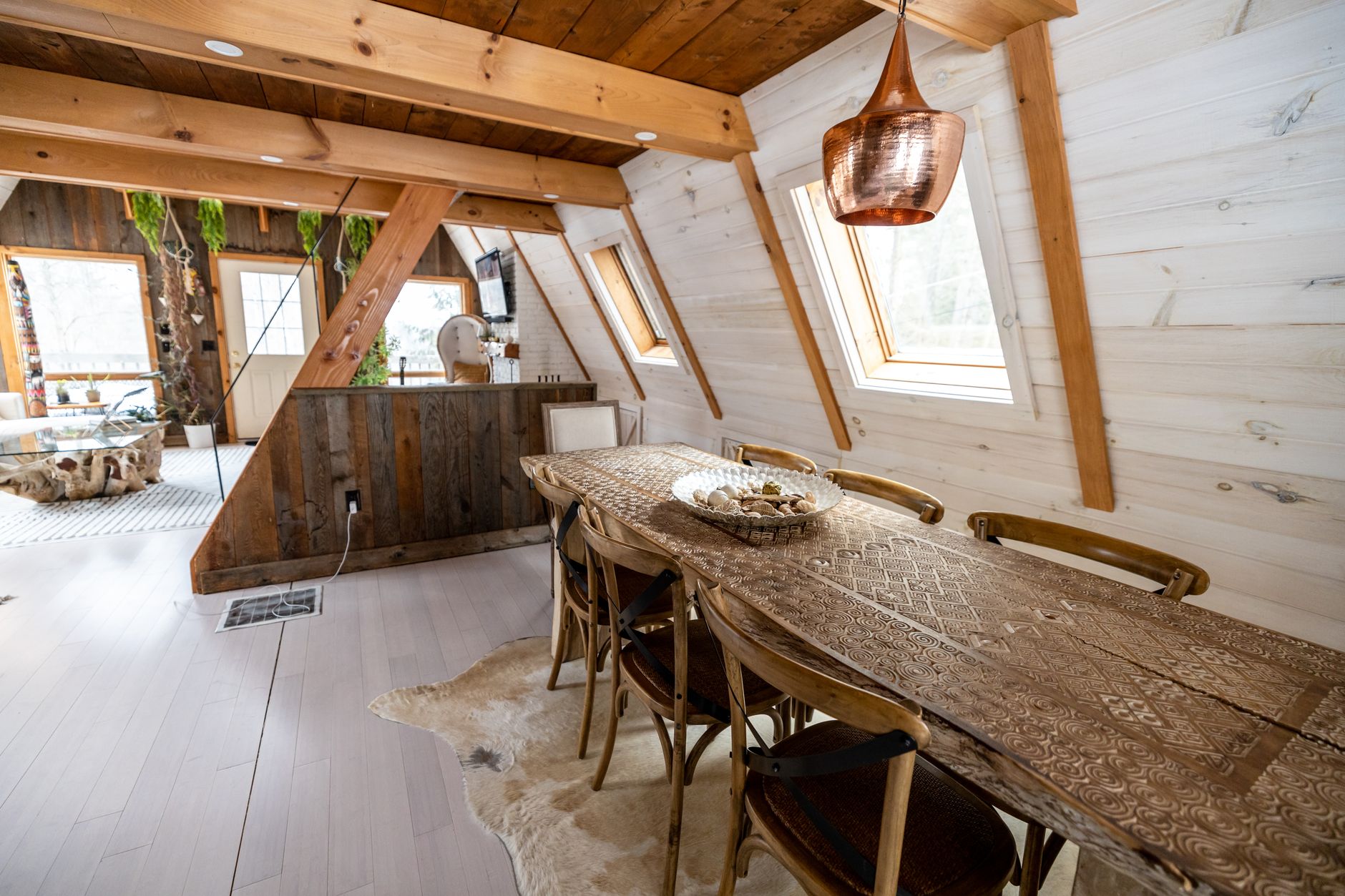 Salle à manger sous poutres de bois apparentes
