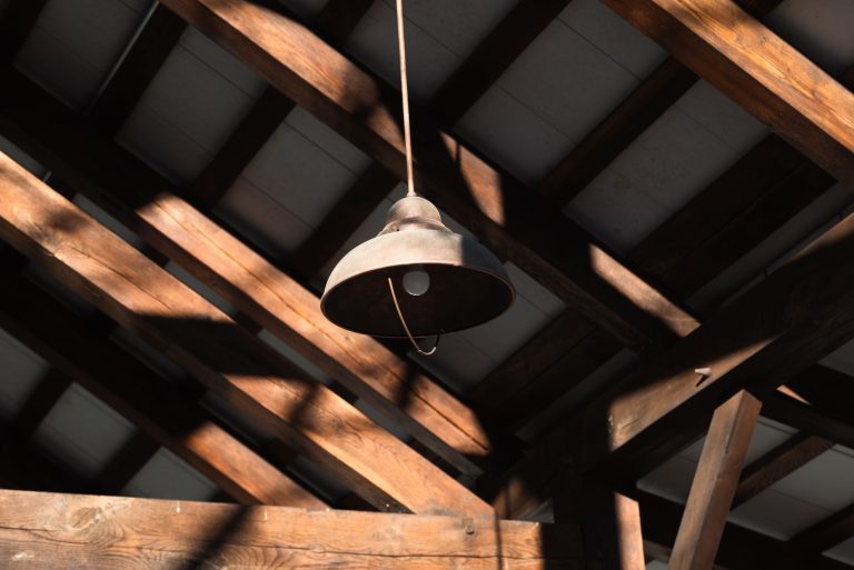 Suspension en bois sous un plafond à poutres