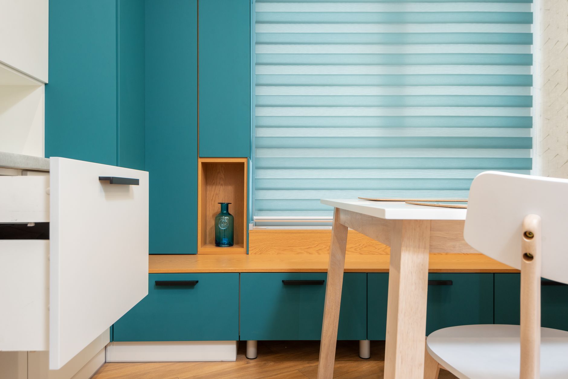 Tiroir de cuisine ouvert sur un meuble